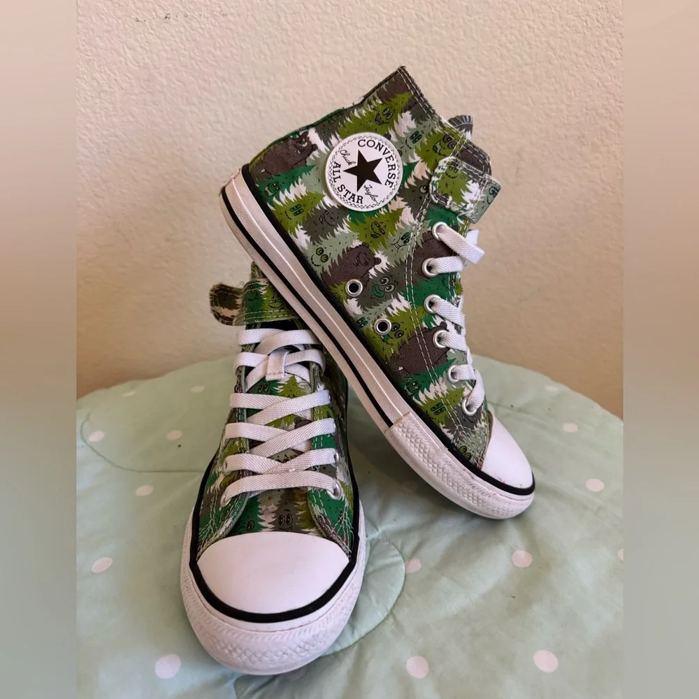 Converse Brown Bear and Trees Pattern Sneakers Kids size 3